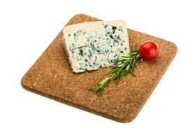 formaggio blu su piatto di legno e sfondo bianco foto