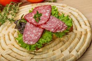 salsicce di salame sul piatto di legno foto