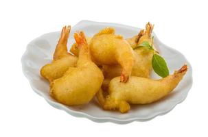 gamberetto tempura su il piatto e bianca sfondo foto