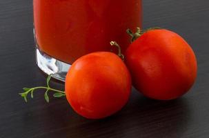 pomodoro succo su di legno sfondo foto