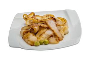 fritte cipolla su il piatto e bianca sfondo foto