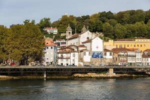 Visualizza di porto città a il Riva del fiume foto