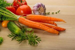 carota su di legno piatto foto