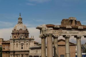 costruzione di rovine e antiche colonne a roma, italia foto