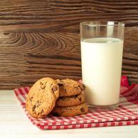 cioccolato biscotto e bicchiere di latte foto