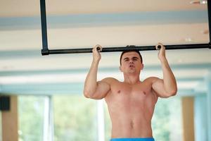 bello giovane Mand Lavorando su nel Palestra foto