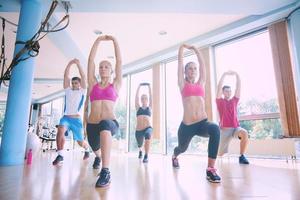 gruppo di persone Lavorando su nel un' fitness Palestra foto