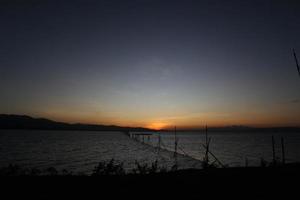 cielo drammatico colorato con nuvole al tramonto. tramonto nel lago foto