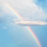 arcobaleno su nube e blu cielo per sfondo foto