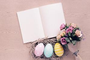 pastello e colorato Pasqua uova su nido con mazzo di fiore e vuoto libro e copia spazio, contento Pasqua concetto foto