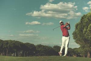 golf giocatore colpire lungo tiro foto