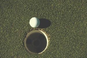 superiore Visualizza di golf palla nel il buco foto