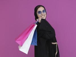 contento musulmano ragazza in posa con shopping borse foto