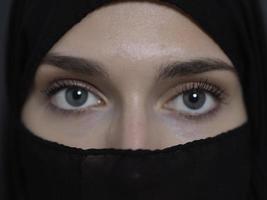 ritratto di musulmano donna indossare niqab e tradizionale Arabo Abiti o abaya foto