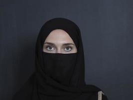ritratto di musulmano donna indossare niqab e tradizionale Arabo Abiti o abaya foto