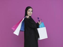 contento musulmano ragazza in posa con shopping borse foto