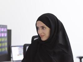 ritratto di giovane musulmano femmina grafico progettista foto