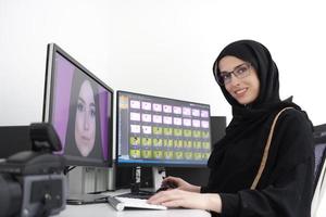 giovane musulmano ragazza Lavorando su il computer a partire dal casa foto