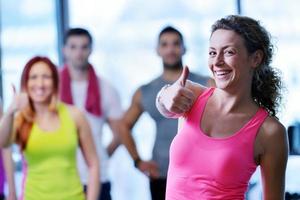 gruppo di persone esercizio a il Palestra foto