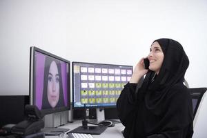 musulmano femmina grafico progettista parlando su il Telefono foto