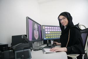 giovane musulmano ragazza Lavorando su il computer a partire dal casa foto