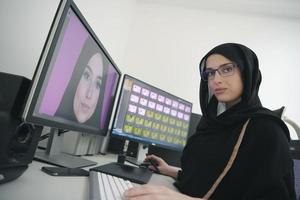 giovane musulmano ragazza Lavorando su il computer a partire dal casa foto