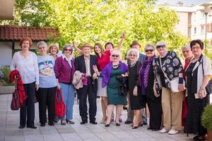 gruppo ritratto di anziano persone con geriatrico infermiera foto