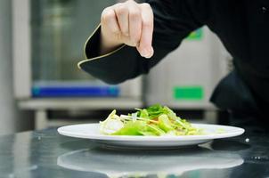 chef prepara il pasto foto