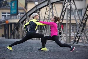 coppia in fase di riscaldamento prima di fare jogging foto