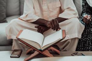 africano musulmano coppia a casa nel Ramadan lettura Corano agrifoglio Islam libro. foto