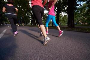 gruppo di persone che fa jogging foto