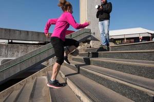 donna jogging su passaggi foto