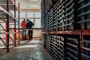 un' speciale squadra di geologi chi studia rocce nel industria utilizzando moderno macchine.selettive messa a fuoco foto