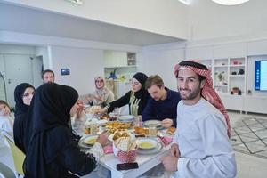 musulmano famiglia avendo iftar insieme durante Ramadan. foto