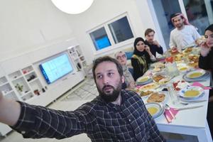 musulmano famiglia assunzione autoscatto mentre avendo iftar insieme durante Ramadan foto