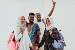 gruppo di contento africano studenti avendo conversazione e squadra incontro Lavorando insieme su compiti a casa ragazze indossare tradizionale Sudan musulmano hijab moda foto