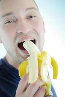 mangiare una banana foto