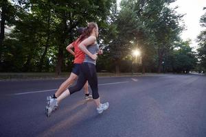 coppia che fa jogging fuori foto