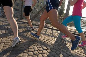 gruppo di persone che fa jogging foto