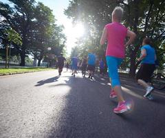 gruppo di persone che fa jogging foto