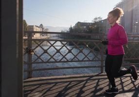 sportivo donna jogging su mattina foto