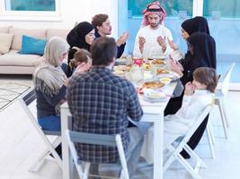 tradizionale musulmano famiglia preghiere prima iftar cena foto