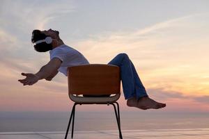 rilassato giovane uomo a casa su balcone foto