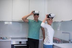 giovane coppia utilizzando vr-headset bicchieri di virtuale la realtà foto