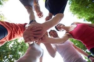 il gruppo di persone che fa jogging si diverte foto