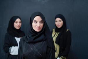 ritratto di arabo donne indossare tradizionale Abiti o abaya foto