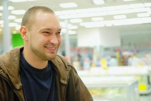sorridente uomo nel supermercato foto
