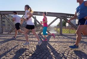 gruppo di persone che fa jogging foto