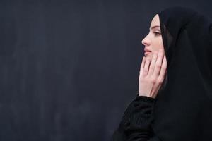 musulmano donna fabbricazione tradizionale preghiera per Dio nel davanti di nero lavagna