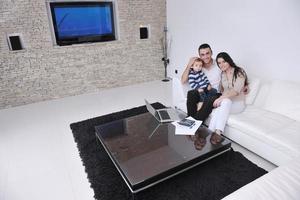 contento giovane famiglia avere divertimento con tv nel backgrund foto